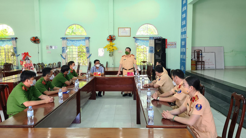 Thiếu tướng Nguyễn Văn Chung thăm và động viên công an xã biên giới Thiếu tướng Nguyễn Văn Chung thăm và động viên công an xã biên giới