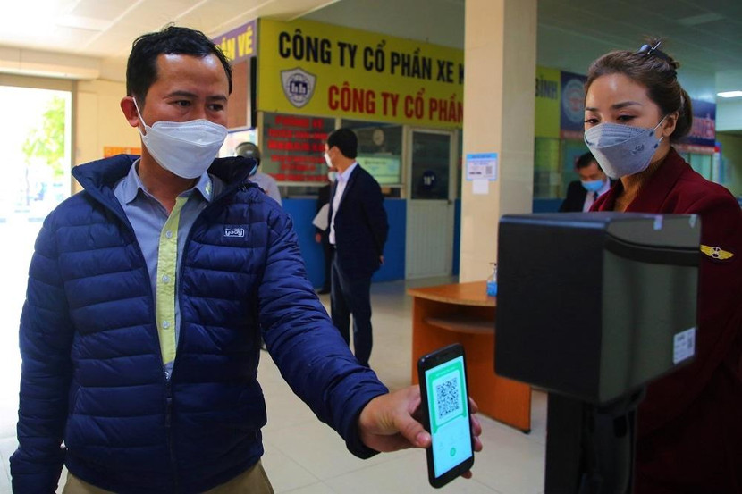 Hành khách chỉ cần sử dụng điện thoại thông minh có cài app PC-Covid hoặc VNEID, Sổ sức khỏe điện tử là dễ dành, nhanh chóng, thuận tiện, an toàn khi khai báo y tế Hành khách chỉ cần sử dụng điện thoại thông minh có cài app PC-Covid hoặc VNEID, Sổ sức khỏe điện tử là dễ dành, nhanh chóng, thuận tiện, an toàn khi khai báo y tế