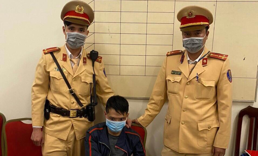 Cảnh sát giao thông bắt giữ đối tượng tàng trữ trái phép chất ma tuý Cảnh sát giao thông bắt giữ đối tượng tàng trữ trái phép chất ma tuý