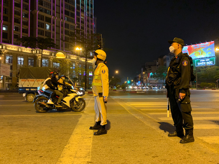 Lực lượng làm nhiệm vụ công khai án ngữ tại ngã tư Võ Chí Công - Nguyễn Hoàng Tôn Lực lượng làm nhiệm vụ công khai án ngữ tại ngã tư Võ Chí Công - Nguyễn Hoàng Tôn