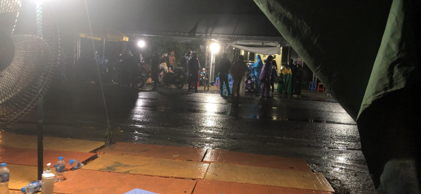 CSGT hỗ trợ giúp đỡ người dân