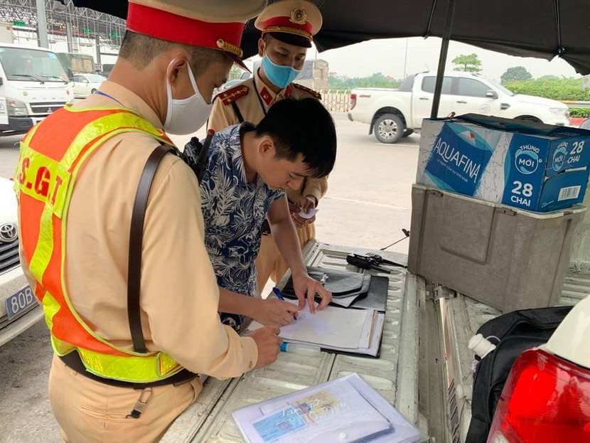 Cảnh sát giao thông tăng cường kiểm tra và xử lý nghiêm các hành vi vi phạm trong đó có xe thiếu đăng kiểm