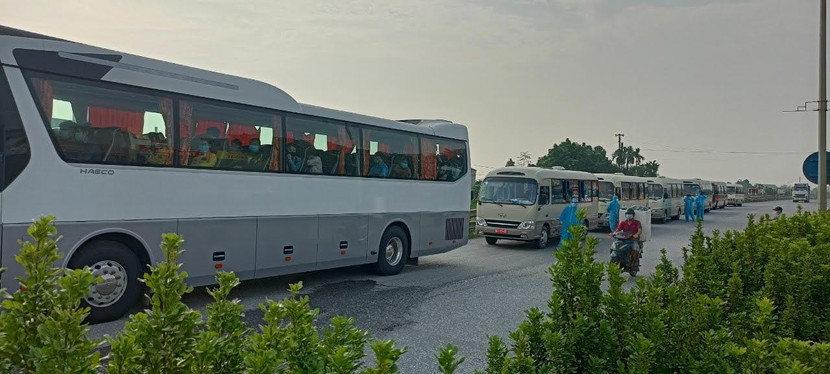 Những người nào không đủ sức khỏe, điều kiện tự đi xe máy sẽ được đưa lên ô tô để vận chuyển đảm bảo an toàn