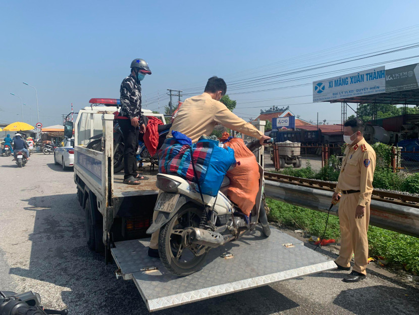 Những phương tiện nào của người dân hỏng hóc không thể đi tiếp, CSGT đưa lên xe tải để vận chuyển