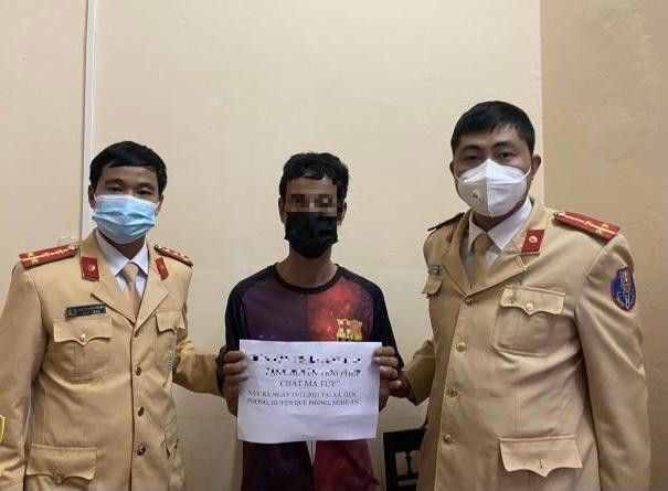 Cảnh sát giao thông cùng các đơn vị phối hợp bắt giữ đối tượng tàng trữ trái phép chất ma tuý Cảnh sát giao thông cùng các đơn vị phối hợp bắt giữ đối tượng tàng trữ trái phép chất ma tuý