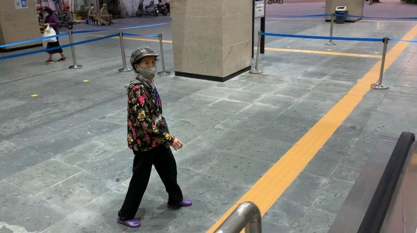 Người dân trong đó có người cao tuổi vô cùng hào hứng và nhiệt tình đi lại bằng tàu điện