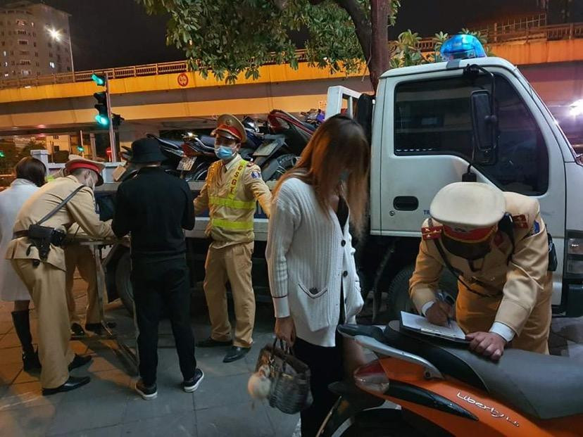 CSGT lập biên bản xử lý các trường hợp vi phạm CSGT lập biên bản xử lý các trường hợp vi phạm