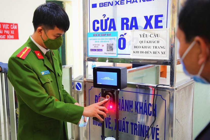 Cục Cảnh sát Quản lý hành chính về trật tự xã hội (Bộ Công an) cùng với Phòng CSGT, CATP Hà Nội lắp đặt camera quét mã QR code tại bến xe Giáp Bát Cục Cảnh sát Quản lý hành chính về trật tự xã hội (Bộ Công an) cùng với Phòng CSGT, CATP Hà Nội lắp đặt camera quét mã QR code tại bến xe Giáp Bát