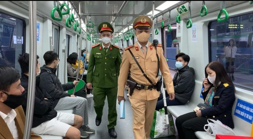 Cùng với lực lượng chức năng công khai làm nhiệm vụ, CATP còn bố trí nhiều trinh sát làm nhiệm vụ phòng chống tội phạm ngoài, trong, trên tàu