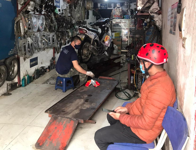 Chiếc xe máy của anh Lùng đã được CSGT giúp đi sửa Chiếc xe máy của anh Lùng đã được CSGT giúp đi sửa