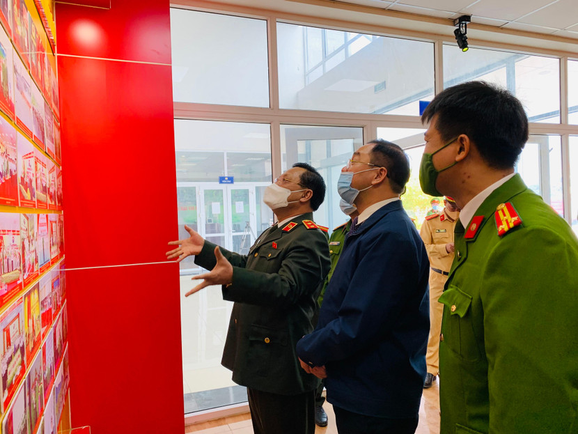 Trung tướng Nguyễn Hải Trung và lãnh đạo Huyện ủy Mỹ Đức tham quan phòng truyền thống của CAH Mỹ Đức Trung tướng Nguyễn Hải Trung và lãnh đạo Huyện ủy Mỹ Đức tham quan phòng truyền thống của CAH Mỹ Đức