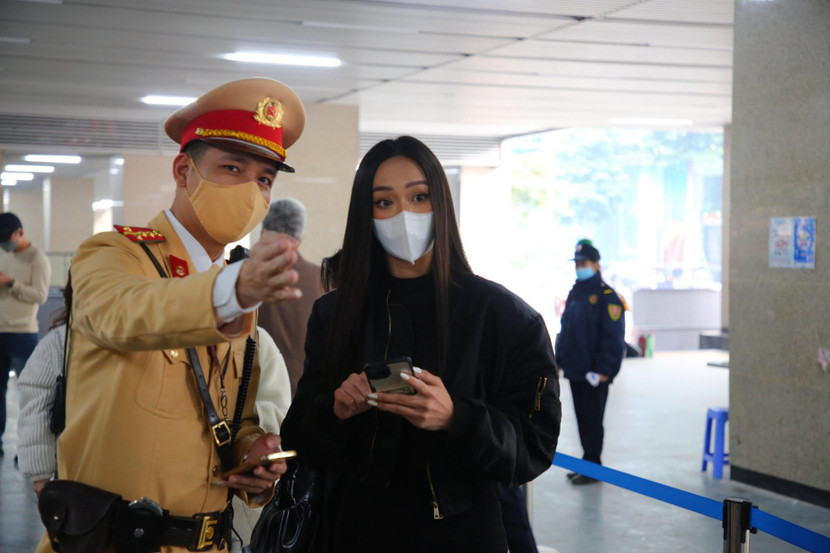 Hành khách đi tàu Cát Linh - Hà Đông ngạc nhiên, thích thú khi được hướng dẫn sử dụng camera quét mã QR code Hành khách đi tàu Cát Linh - Hà Đông ngạc nhiên, thích thú khi được hướng dẫn sử dụng camera quét mã QR code