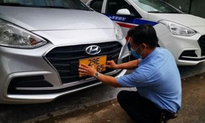 Phương tiện kinh doanh cần nhanh chóng đổi biển sang BKS màu vàng tránh bị xử phạt Phương tiện kinh doanh cần nhanh chóng đổi biển sang BKS màu vàng tránh bị xử phạt