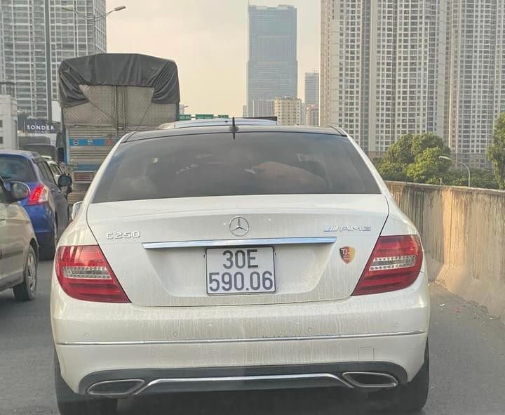 Còn chiếc xe này lại " hô biến" biển từ 30F thành 30E