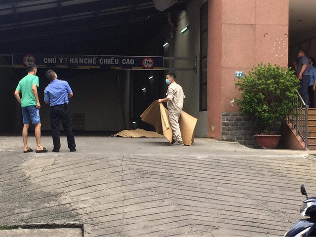 Hiện trường nơi phát hiện người đàn ông rơi từ tầng 19 tòa chung cư. Ảnh: Dân trí