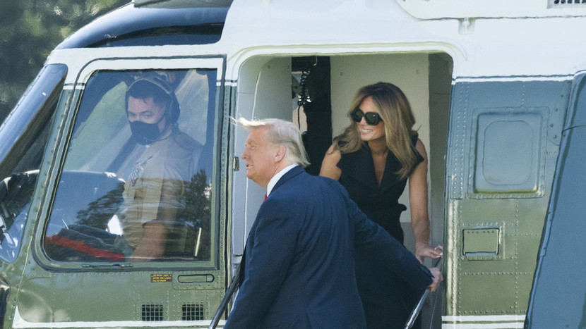 Bà Melania Trump trông khác lạ, nhất là nụ cười tươi tắn