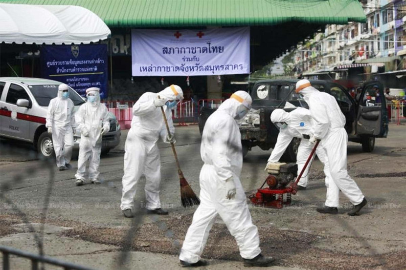 Các nhân viên y tế khử trùng tại khu chợ hải sản ở Samut Sakhon Các nhân viên y tế khử trùng tại khu chợ hải sản ở Samut Sakhon