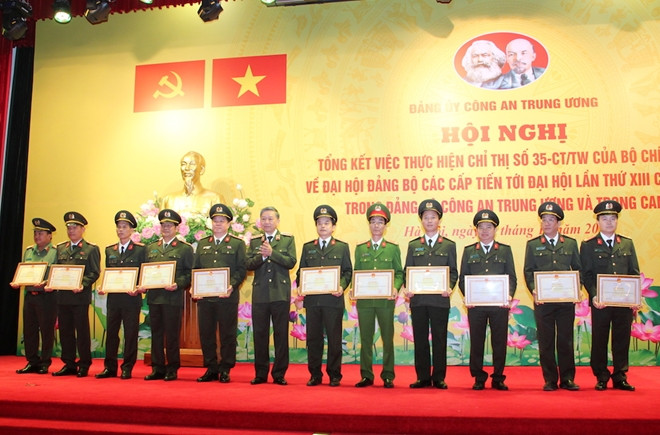 Bộ trưởng Tô Lâm tặng Bằng khen cho các tập thể, cá nhân có thành tích xuất sắc.