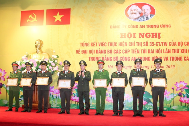 Thứ trưởng Bùi Văn Nam tặng Bằng khen cho các tập thể, cá nhân có thành tích xuất sắc