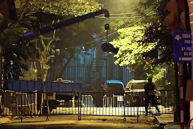 Quả bom sau khi bị "vô hiệu hóa" đã được cẩu, chuyển lên xe chuyên dụng để chuyển ra khỏi phố Cửa Bắc