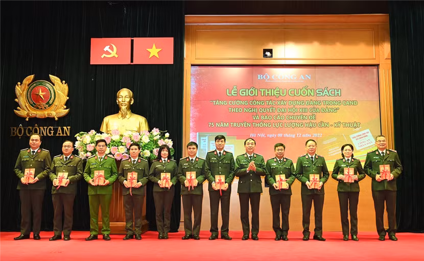 Thứ trưởng Trần Quốc Tỏ trao sách tặng đại diện các đơn vị trực thuộc Bộ