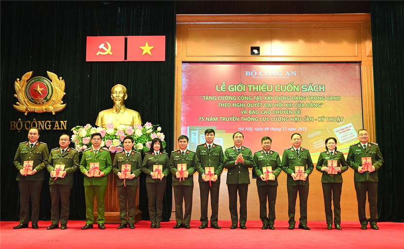 Thứ trưởng Trần Quốc Tỏ trao sách tặng đại diện các đơn vị trực thuộc Bộ Thứ trưởng Trần Quốc Tỏ trao sách tặng đại diện các đơn vị trực thuộc Bộ