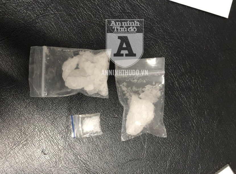 Ba gói nilon đựng ma túy đá mà đối tượng mang theo người Ba gói nilon đựng ma túy đá mà đối tượng mang theo người
