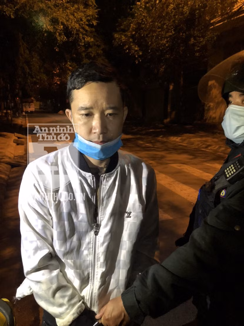 Đối tượng 'diễn kịch' khi bị tổ CSCĐ phát hiện gói ma túy