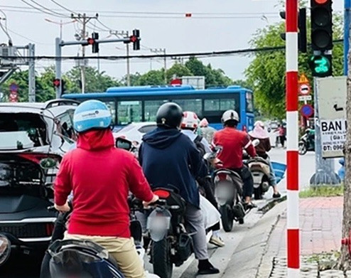 Xe máy, ô tô dừng đèn đỏ chắn lối được phép rẽ phải có thể bị phạt nặng Xe máy, ô tô dừng đèn đỏ chắn lối được phép rẽ phải có thể bị phạt nặng