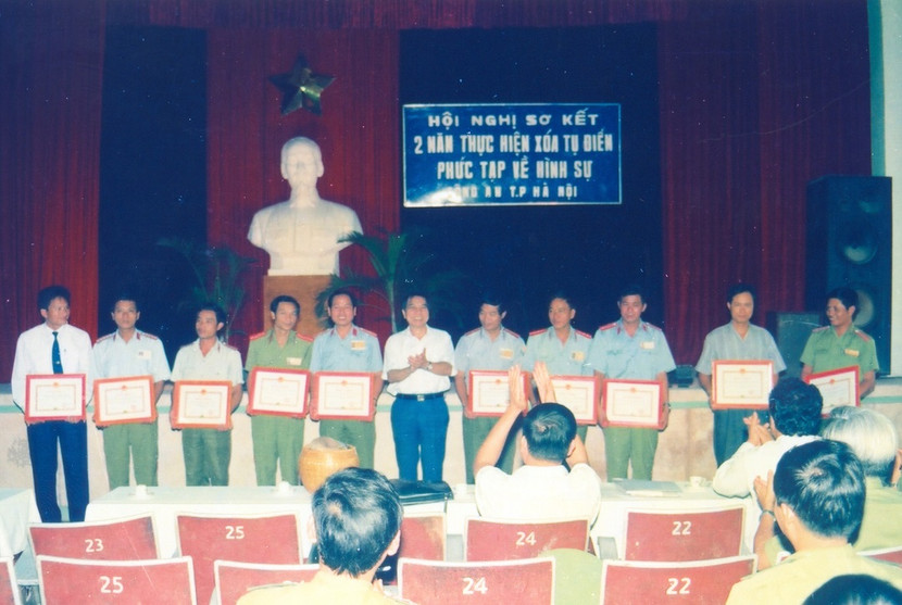 Đồng chí Nguyễn Đình Thành, Giám đốc Công an Thành phố, trao khen cho các đơn vị đạt thành tích xuất sắc tại Hội nghị Sơ kết 2 năm thực hiện xóa tụ điểm phức tạp về hình sự