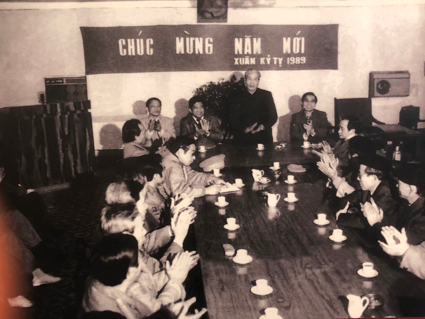 Đồng chí Nguyễn Đình Thành, cùng Đảng ủy, Ban Giám đốc Công an Thành phố, đón tiếp đồng chí Đỗ Mười, Chủ tịch Hội đồng Bộ trưởng nước CHXHCN Việt Nam, đến thăm và chúc tết Công an thành phố Hà Nội, năm 1989