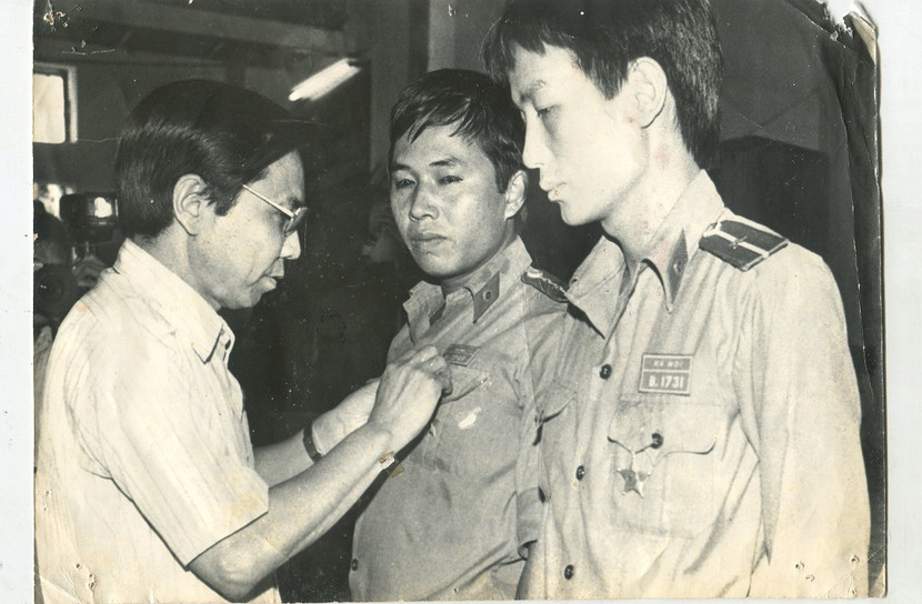 Đồng chí Nguyễn Đình Thành, Giám đốc CATP Hà Nội, trao Huân chương Chiến công hạng Ba cho các đồng chí: Nguyễn Văn Phong, Nguyễn Văn Hòe, cán bộ Phòng Cảnh sát Hình sự, vì có thành tích xuất sắc trong đấu tranh phòng, chống tội phạm, năm 1990