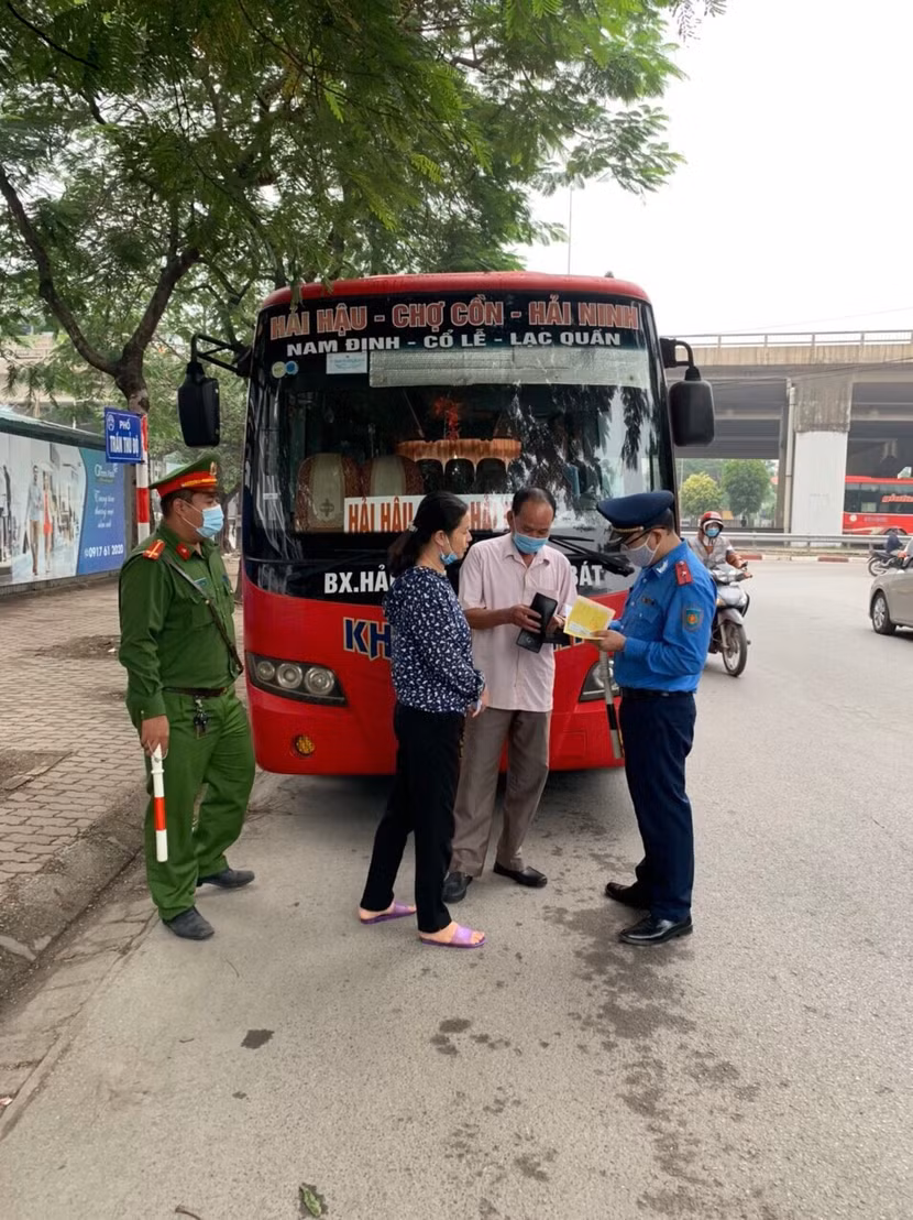 CAQ Hoàng Mai cùng Thanh tra GTVT quận kiểm tra 1 trường hợp xe khách vi phạm