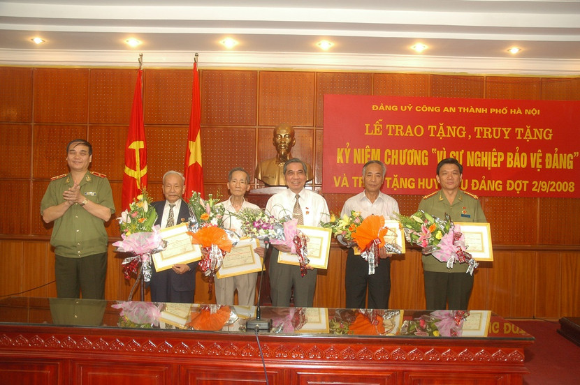 Đồng chí Nguyễn Đình Thành, nguyên Giám đốc Công an Thành phố cùng các đồng chí Công an lão thành, vinh dự đón nhận Kỷ niệm chương “Vì sự nghiệp bảo vệ Đảng”, năm 2008