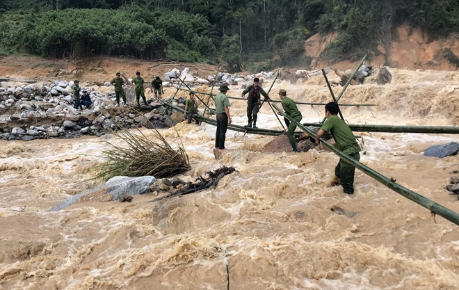 Lực lượng Công an luôn có mặt ở những điểm nóng ngập lục, giúp đỡ nhân dân