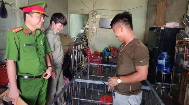 Lực lượng Công an cơ sở trao đổi, động viên người có quá khứ lầm lỗi (ảnh minh họa)