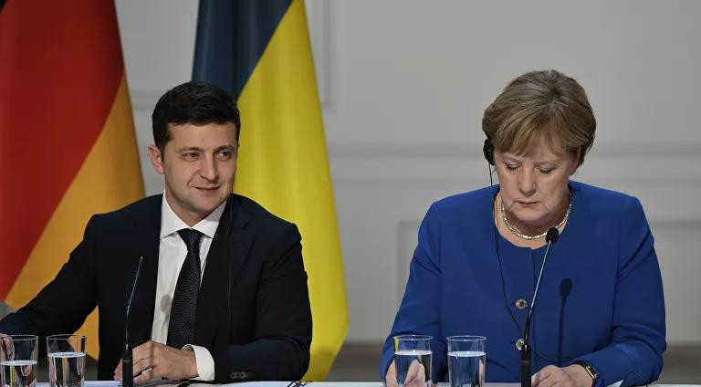 Tổng thống Ukraine Volodymyr Zelensky và Thủ tướng Đức Angela Merkel tại hội nghị Nhóm Bộ tứ Normandy ở Paris năm 2019