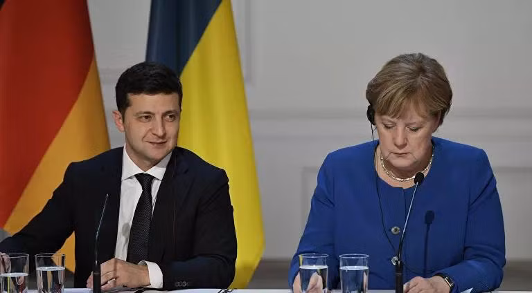 Tổng thống Ukraine Volodymyr Zelensky và Thủ tướng Đức Angela Merkel tại hội nghị Nhóm Bộ tứ Normandy ở Paris năm 2019