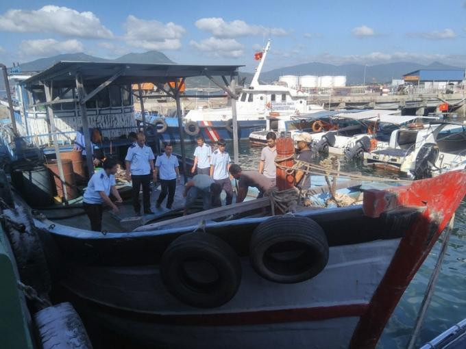 Tình hình buôn lậu xăng dầu có phần nóng lên khi giá xăng dầu tăng cao (Ảnh minh hoạ) Tình hình buôn lậu xăng dầu có phần nóng lên khi giá xăng dầu tăng cao (Ảnh minh hoạ)