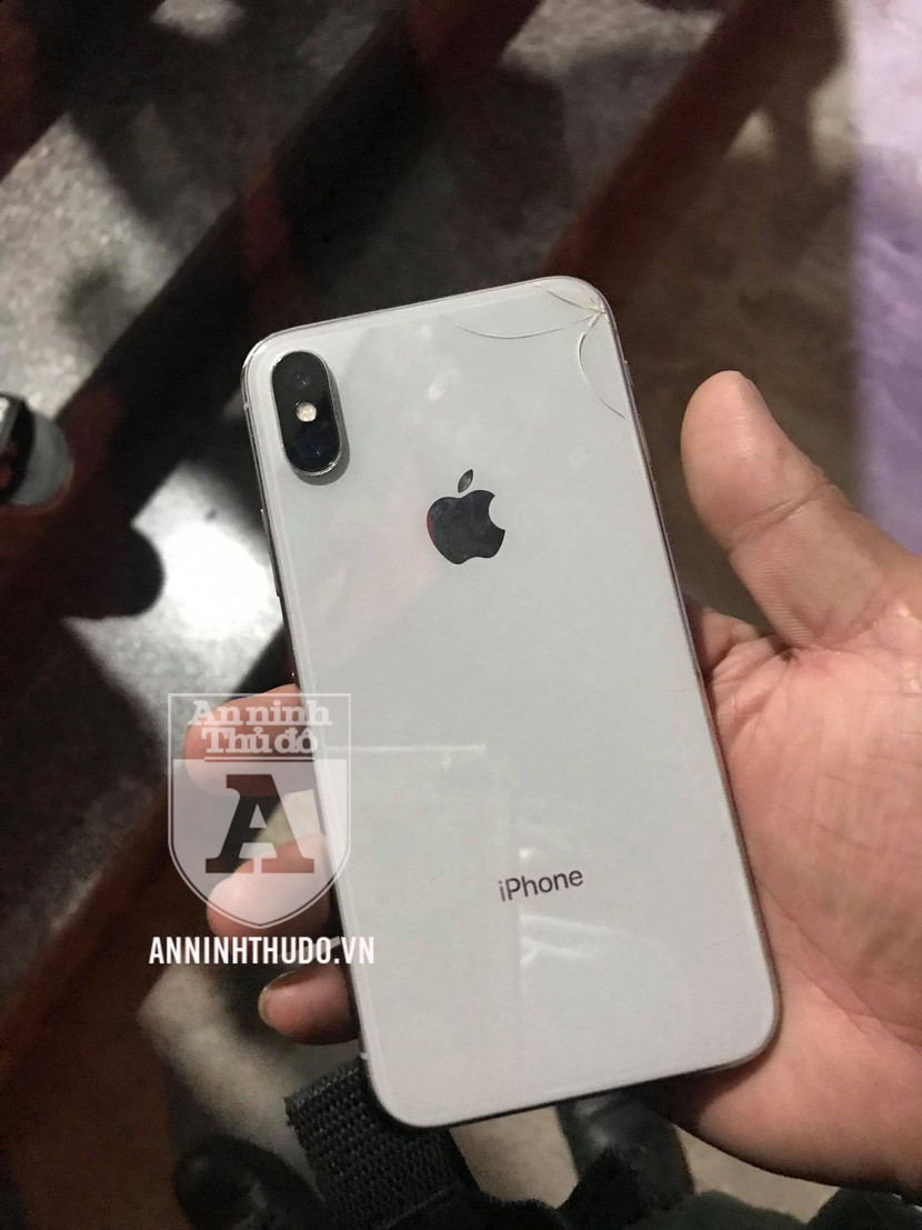 Tang vật trộm cắp là chiếc điện thoại iPhone của một nam thanh niên chưa rõ danh tính