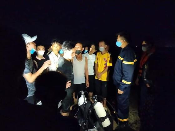 Lực lượng cứu hộ khẩn trương tìm kiếm nạn nhân trong lúc trời tối