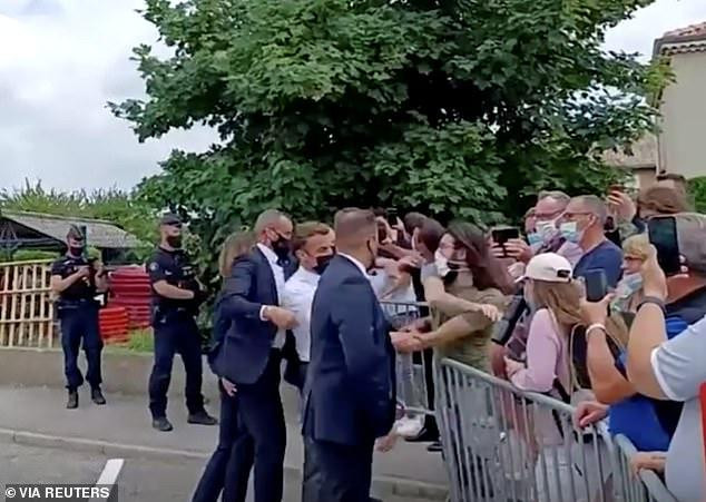 Tổng thống Pháp bị tấn công bất ngờ