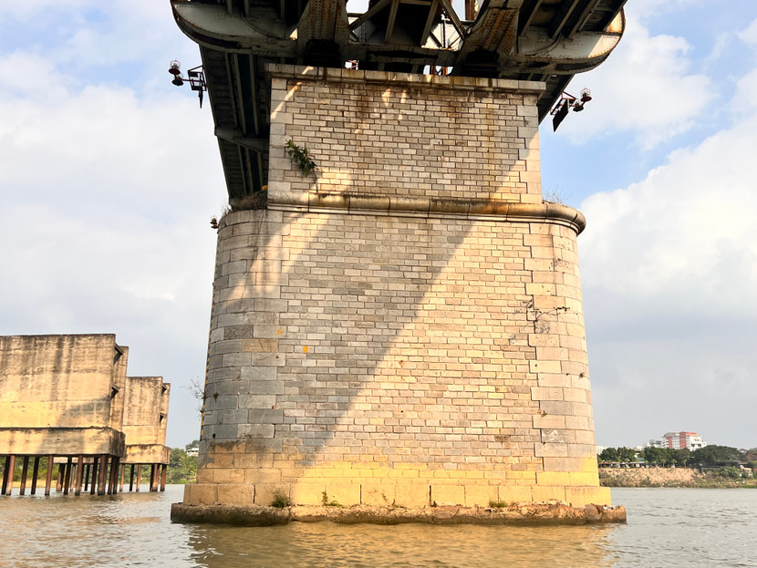 Trụ cầu Long Biên trên sông Hồng