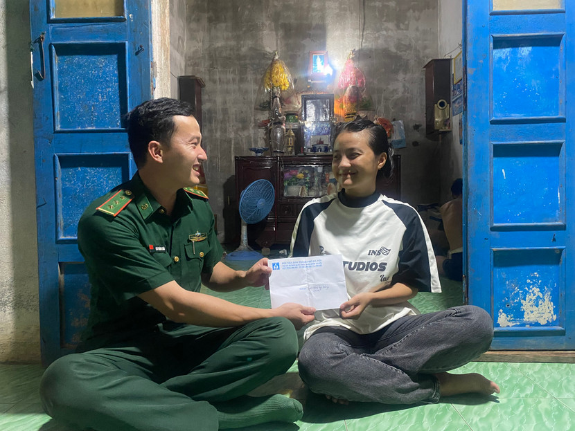 Thượng úy Lưu Thành Luân - đại diện Ban chỉ huy Đồn Lý Sơn và Hội Nhà báo TP Hà Nội đến nhà trao món quà nhỏ của Hội Nhà báo TP Hà Nội cho em Phan Thị Thu Thảo Thượng úy Lưu Thành Luân - đại diện Ban chỉ huy Đồn Lý Sơn và Hội Nhà báo TP Hà Nội đến nhà trao món quà nhỏ của Hội Nhà báo TP Hà Nội cho em Phan Thị Thu Thảo