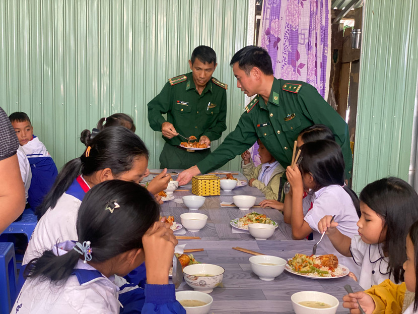 “Bữa trưa cho em” là chương trình hết sức có ý nghĩa của Đồn biên phòng Đăk Xú (huyện Ngọc Hồi, tỉnh Kon Tum) “Bữa trưa cho em” là chương trình hết sức có ý nghĩa của Đồn biên phòng Đăk Xú (huyện Ngọc Hồi, tỉnh Kon Tum)