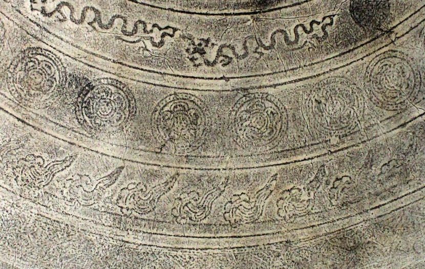 Văn “mây như ý” trang trí trên mặt trống Bình Yên, thời Lý, các thế kỷ XI - XII (Nguồn: Bảo tàng tỉnh Thanh Hóa) Văn “mây như ý” trang trí trên mặt trống Bình Yên, thời Lý, các thế kỷ XI - XII (Nguồn: Bảo tàng tỉnh Thanh Hóa)