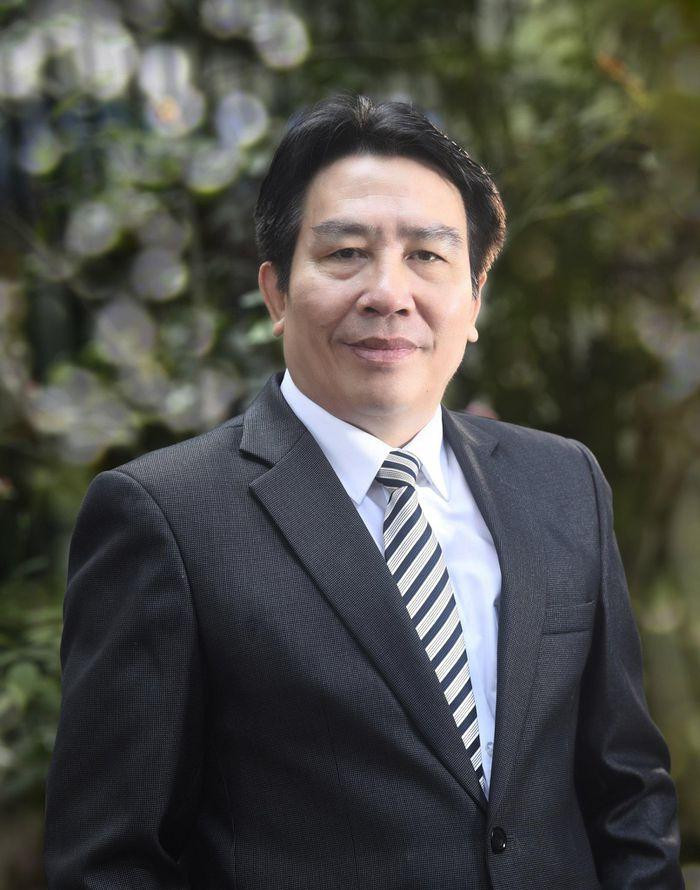 “Thời điểm năm 2002, tôi là Thư ký công trường khai quật khảo cổ học 18 Hoàng Diệu. Dấu tích lòng sông thời Lê sơ mới phát lộ ở một phạm vi hẹp, thời Mạc thì sông trở nên hoang tàn, sang tới Lê Trung Hưng có thể vài đoạn sông chảy trong Hoàng Thành “chết”, trở thành ao tù, bùn dầy hàng mét và khoảng Lê Trung Hưng thì dòng chảy này từng đoạn trở thành hồ sen. Các nhà khảo cổ còn tìm thấy cả một chiếc thuyền gỗ dài khoảng 18m được sơn son - một vật dụng đặc trưng của Hoàng cung. Dưới lòng sông, còn nguyên vẹn cả bánh lái lẫn mái chèo. Mặc dù mọi bằng chứng khảo cổ khẳng định chắc chắn đây là sông rồi, nhưng là sông gì thì vẫn là thách thức đối với giới nghiên cứu khảo cổ. Đó có phải là dòng Ngọc Hà đã được nhiều sách sử nhắc đến không? Việc phải tìm lại dấu tích dòng Ngọc Hà là một trong những mục tiêu của các nhà nghiên cứu lịch sử, khảo cổ bởi lẽ, nghiên cứu dòng chảy là nghiên cứu cảnh quan và cấu trúc đô thị”. PGS.TS Bùi Minh Trí (Viện trưởng Viện Nghiên cứu Kinh thành)