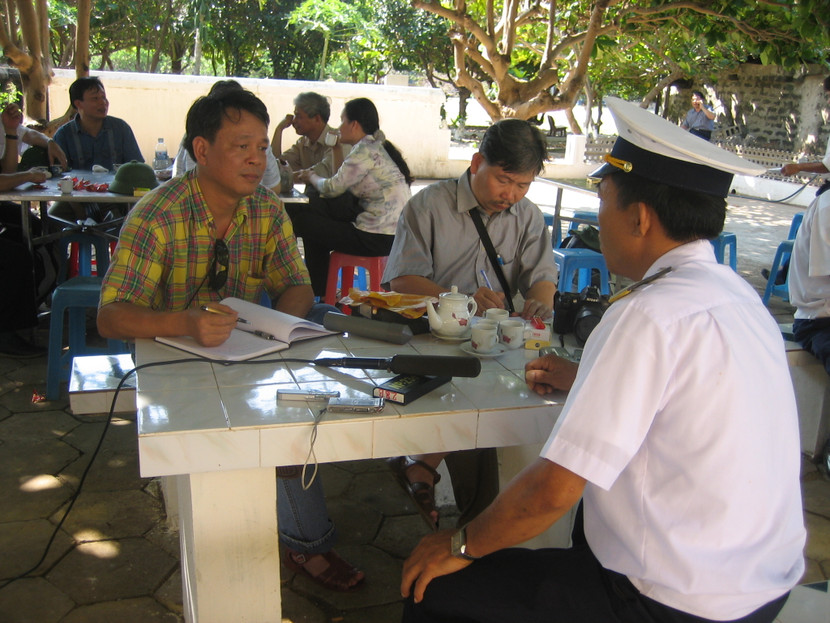 Tác giả Nguyễn Trọng Văn: “Về với Trường Sa như lòng chúng tôi nói thế. Về với Trường Sa như sâu trong tâm khảm đó là tiếng nói thực tình. Tiếng nói của một người lính từng 10 năm “giữ chốt biên cương”. Tôi được về với đồng đội của mình. Về với tuổi hai mươi ngực tràn hăm hở”. Tác giả Nguyễn Trọng Văn: “Về với Trường Sa như lòng chúng tôi nói thế. Về với Trường Sa như sâu trong tâm khảm đó là tiếng nói thực tình. Tiếng nói của một người lính từng 10 năm “giữ chốt biên cương”. Tôi được về với đồng đội của mình. Về với tuổi hai mươi ngực tràn hăm hở”.