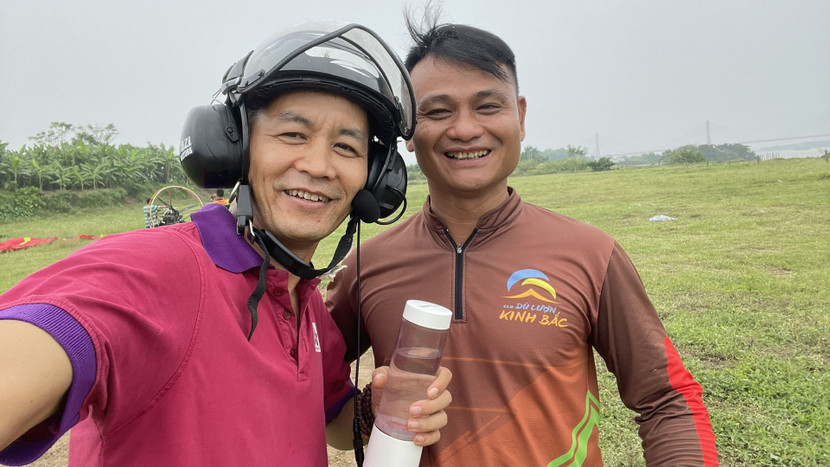 Tác giả và anh Đàm Hào Huy - người ước mơ phổ biến môn dù lượn trên khắp Việt Nam Tác giả và anh Đàm Hào Huy - người ước mơ phổ biến môn dù lượn trên khắp Việt Nam
