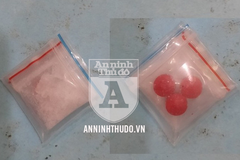 Hai gói ma túy được đối tượng giấu trong cạp quần